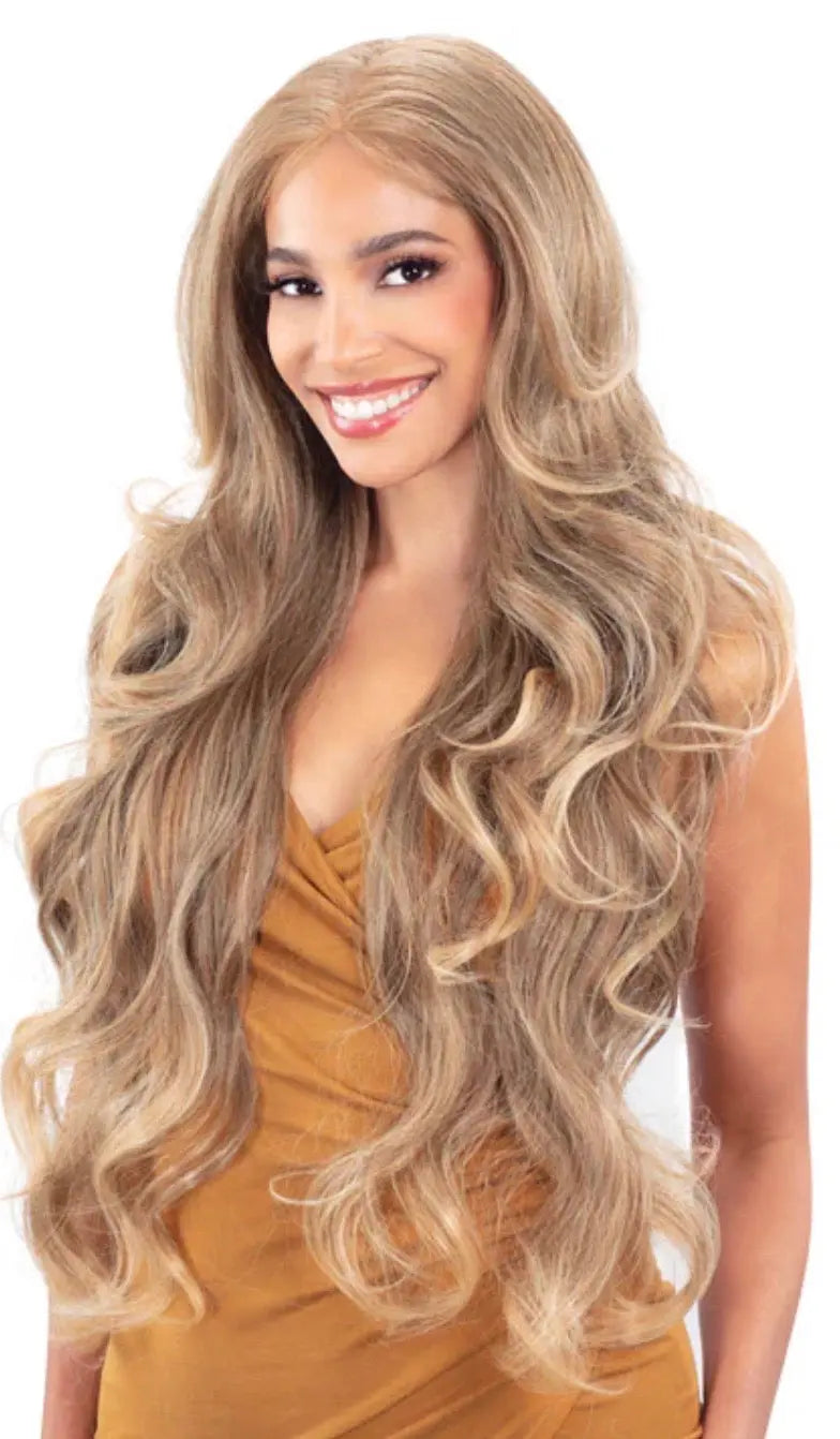 Model Model Glam Mode Ruby Glueless 13x5 HD Lace Frontal Wig — model wearing blonde waves
